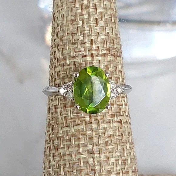 FLASH SALE! 10Kt White Gold Peridot & Diamond Gold Ring - Picture 4 of 15
